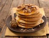 Pancakes au yaourt, miel, noix et amandes