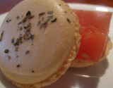 Macarons à la gelée de tomate et basilic