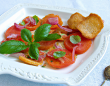 Carpaccio de tomates, basilic et croûtons frits