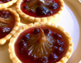 Tartelettes aux poires, frangipane et confiture de cerise noire