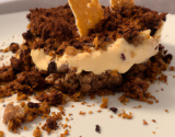 Crumble renversé et sa mousse au chocolat blanc et à la chicorée