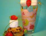 Milk-shake fraise vanille de Léa, et ses petits cookies aux pépites de chocolat et éclats de chamallow