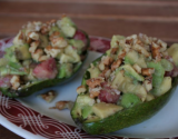 Tartare d'avocat aux pêches et noix, en coque