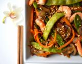 Wok de légumes croquants et crevettes à l'asiatique saveur cacahuète