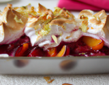 Gratin de nectarines et cassis meringué parsemé d'amandes effilées