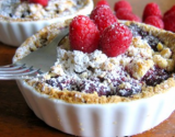 Tarte crumble aux framboises et aux amandes