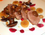 Magret de canard cuit sur sa peau, Princesse Amandine sautées à cru aux girolles, jus de veau à la gelée de fruits rouges