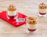 Verrine vanille, gelée de framboise et ananas vanillé parsemé de crumble coco