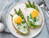 Tartines à l'avocat, asperges et oeufs au plat