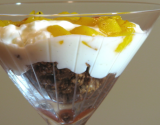 Panna cotta cardamome, croustillant praliné et sa poêlée de mangue`à l'érable