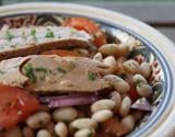 Salade de haricots blancs et tomates à l'émincé de thon