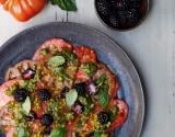 Carpaccio de tomates de France, pesto de pistaches et mûres