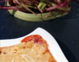 Gratin de rhubarbe et fraises séchées parsemées d'amandes effilées