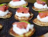 Petits blinis au saumon fumé, crème fraîche et citron vert