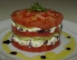 Mille-feuilles de tomates à la féta et aux concombres