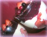 Panna cotta aux fraises et coulis de fruits rouges