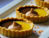 Tartelettes sablées et soufflé au chocolat, quenelles mousseuses et coulis de mangue