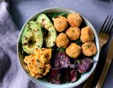 Bouddha bowl aux boulettes de pois chiches et kale