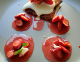 Ensoleillée de fraises à la croque en sucre une goutte de vin rouge de sauge sa crème glacée de brousse de mon chevrier