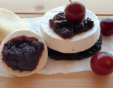 Fromage de brebis et confiture de cerises noires