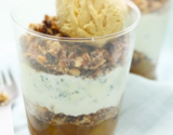 Crumble aux noix, pommes-poires en chutney, mousse au bleu et glace au miel