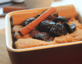 Cobbler aux prunes et pain d'épices