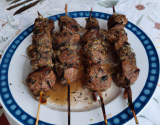 Brochettes de filet mignon relevé à l'ail et au poivre