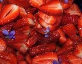 Salade de fraises aux violettes