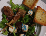 Croutons de chèvre frais au pavot bleu et sa salade au magret de canard fumé