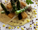 Royale de cresson, asperges vertes et vinaigrette de truffes