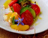 Salade de tomates multicolores, caviar d'aubergines au basilic