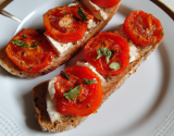 Le toast de tomate et chèvre