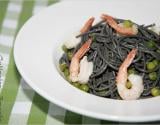 Spaghettis noirs aux petits pois et crevettes