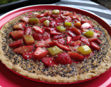 Tarte à la rhubarbe, fraise et sésame noir