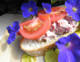 Tartine de thon et tomates et fleurs du jardin