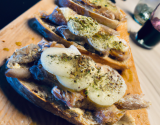 Tartines gratinées de brandade de maquereau au vin blanc.