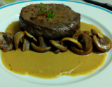 Minute de filet de bœuf, flan tiède de champignons de Paris, sauce à la moutarde de Meaux