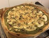 Pizza au pesto, fromage blanc, courgette et champignons