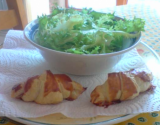 Croissant au jambon fumé avec soupçons d'emmental et sa mâche