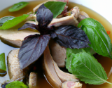 Bouillon de canard et foie gras combawa au basilic thai