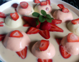 Quenelles de chocolat blanc tropical sur soupe de fraises