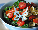 Salade de Farfalle aux tomates et aux épinards