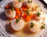 Nage de coquilles Saint-Jacques au jus de carotte et aux deux coriandres