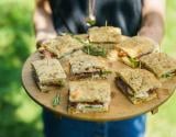 Mini sandwich à la focaccia, mozza, jambon cru, tomates séchées et pousses d’épinard