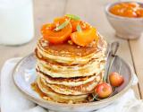 Pancakes au lait de chèvre et abricots rôtis au miel