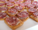 Toasts à la crème de pur brebis et saucisse sèche