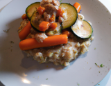 Risotto au poulet sur un lit de courgette et carotte