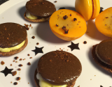 Macarons au chocolat à l'orange confite accompagnés de sa mousse chocolat blanc à la pistache et aux poires.