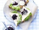 Toasts au Fromage de Chèvre avec Trempette aux Myrtilles