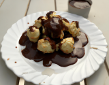 Choux sucrés au coulis de chocolats